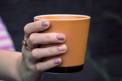 Bordeaux en pistache domineren je nagels dit najaar